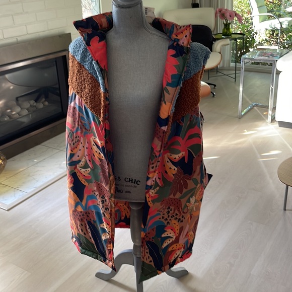 FARM Rio Lively Puffer Vest - Picture 6 of 13